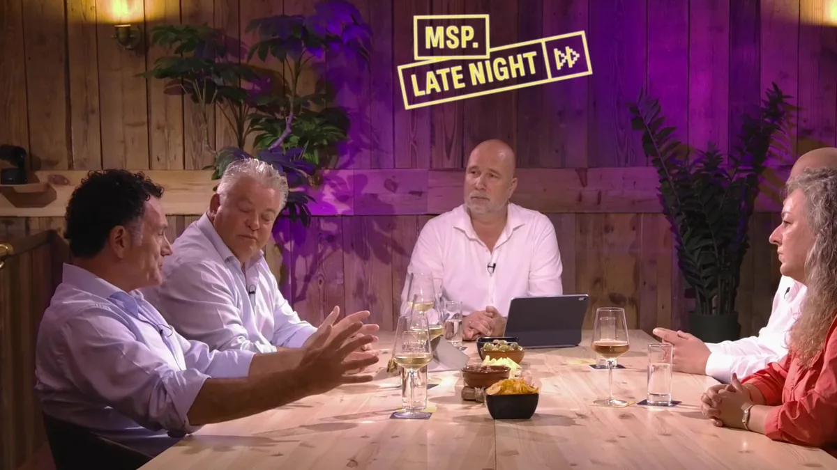 The MSP Late Night table with host Sjors Brul under the neon sign